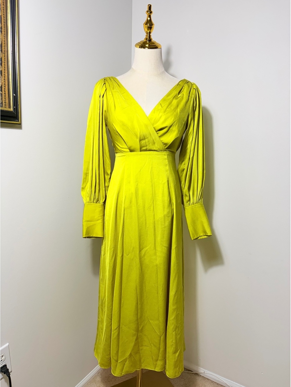 Banana Republic Petite 0 Yellow Green Polyester Midi Dress with V-Neck Buttoned